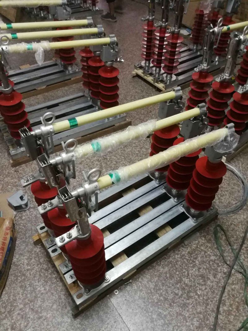 高压电器在电力系统中的作用不可忽视，从发电站到家庭电路，它们无处不在。今天我们就来深入了解一下高压电器的原理及其应用。